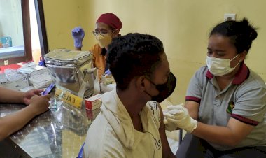 Upaya-Percepatan-Vaksinasi-Nasional,-Biddokkes-Polda-NTT-Beri-Pelayanan-Vaksinasi-Tahap-II-di-Klinik-Turangga