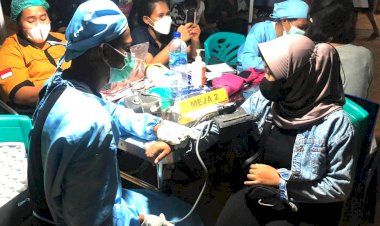 Masyarakat-Apresiasi-Kegiatan-Pelayanan-Vaksinasi-Malam-Hari-Biddokkes-Polda-NTT