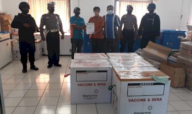 Personil-Gabungan-Polda-NTT-Kawal-VVIP-5.750-Vial-Vaksin-Jenis-Astra-Zaneca-di-Kupang