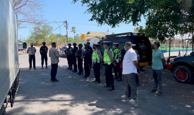 Percepatan-Vaksinasi-Nasional,-Tim-Gabungan-Polda-NTT-Kawal-VVIP-Kedatangan-44.450-Vial-Vaksin-Coronavac-di-Kupang