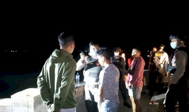 Asik-Konsumsi-Miras,-Sekumpulan-Remaja-Dibubarkan-Personel-Raimas-Ditsamapta-Polda-NTT