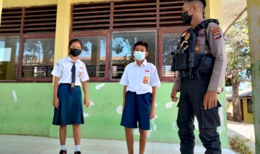 Gelar-Patroli-Rutin,-Personil-Turjawali-Ditsamapta-Polda-NTT-Ajak-Siswa-Sekolah-Disiplin-Prokes-5M