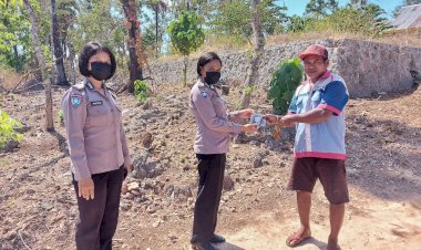 Cegah-Penyebaran-Covid-19,-Kembali-Personel-Ditbinmas-Polda-NTT-Bagikan-Masker-Gratis-Kepada-Warga-Kota-Kupang