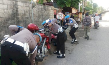 Provost-Polda-NTT-Lakukan-Penertiban-Parkiran-Kendaraan-Bermotor-yang-Parkir-Liar-di-Seputaran-Mapolda-NTT