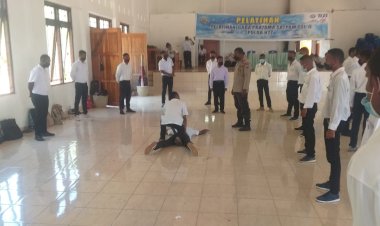 Personel-Ditbinmas-Polda-NTT-Beri-Materi-Pengetahuan-Dasar-Radio-serta-Teknik-Penangkapan-dan-Penggeledahan