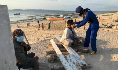 Sambangi-Pesisir-Oesapa,-Personil-Ditpolairud-Polda-NTT-Bagikan-Masker-dan-Ingatkan-Warga-Untuk-Terapkan-Hidup-Sehat-Dalam--Beraktivitas