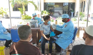 Percepat-Peningkatan-Herd-Immunity,-Tim-Vaksinator-Biddokes-Polda-NTT-Gelar-Vaksinasi-Tahap-I-dan-II-di-Tenau