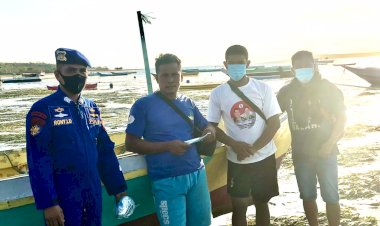 Gelar-Patroli-Sambang-Nusa-di-Labuan-Bajo,-Personil-Ditpolairud-Polda-NTT-Beri-Imbau-Prokes-dan-Bagikan-Masker