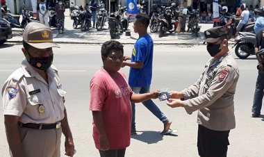 Cegah-Penyebaran-Covid-19,-Jajaran-Ditbinmas-Polda-NTT-Patroli-Sambang-dan-Bagikan-Masker-Gratis