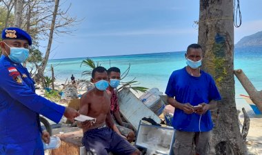 Putuskan-Penyebaran-Covid-19,-Personil-Ditpolairud-Polda-NTT-Sambangi-Nelayan-Pesisir-Ile-Padung-Berikan-Masker-dan-Imbau-Prokes