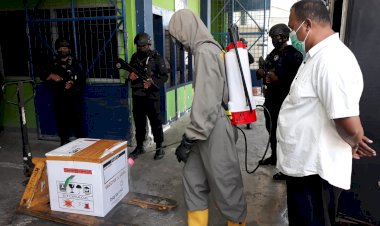 Dukung-Percepatan-Vaksinasi,-Polda-NTT-Kawal-Ketat-Kedatangan-70-Vial-Vaksin-Sinovac