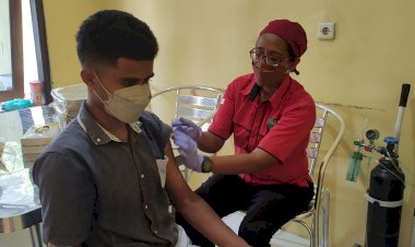 Biddokkes-Polda-NTT-Berikan-Pelayanan-di-Klinik-Turangga-Untuk-Percepatan-Vaksinasi-di-NTT