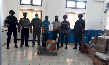 1001-Vial-Coronavac-tiba-di-Kupang,-Polda-NTT-Kawal-Ketat-Mulai-dari-Kedatangan-Hingga-Menuju-Gudang-Penyimpanan