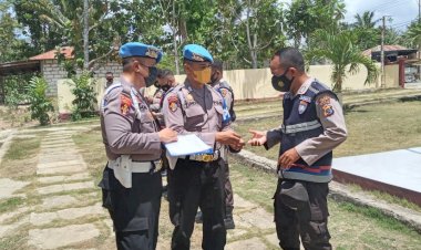 Agar-Lebih-Optimal-Dalam-Memberikan-Pelayanan,-Provost-Polda-NTT-Periksa-Sikap-Tampang-Anggota-Polsek-Amabi-Oefeto-Timur