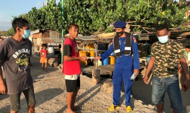 Cegah-Penyebaran-di-Daerah-Pesisir-Tablolong,-Personil-Ditpolairud-Polda-NTT-Bagikan-Masker-Gratis-Kepada-Nelayan