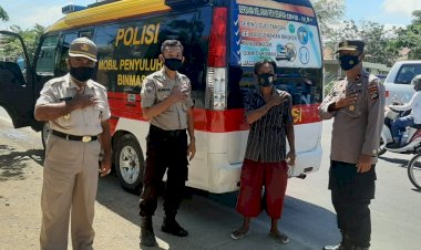 Dengan-Penuh-Humanis,-Personel-Ditbinmas-Polda-NTT-Bagikan-Masker-Kepada-Masyarakat