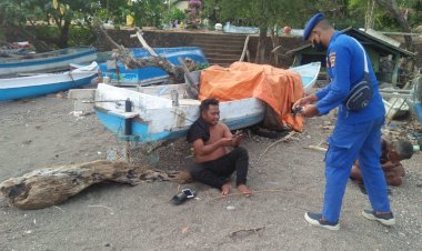 Sambangi-Daerah-Pesisir-Desa-Babokerong,-Personel-Ditpolairud-Polda-NTT-Ingatkan-Warga-Terapkan-Prokes-Saat-Beraktivitas