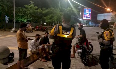 Patroli-Malam,-Turjawali-Ditsamapta-Polda-NTT-Terus-Berupaya-Berikan-Edukasi-Kepada-Masyarakat