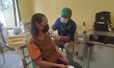 Guna-Percepatan-Herd-Immunity,-Biddokkes-Polda-NTT-Berikan-Pelayanan-Vaksinasi-Tahap-I-dan-II-di-Klinik-Turangga