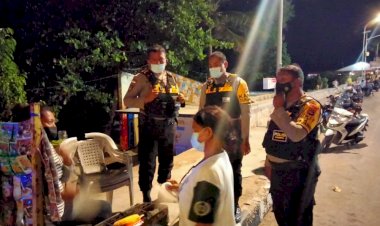 Giatkan-Patroli-Malam,-Personel-Dit-Samapta-Polda-NTT-Berikan-Imbauan-Kambtimas-serta-Prokes-kepada-Masyarakat