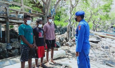 Cegah-Penyebaran-Virus-di-Kota-Kupang,-Personel-Ditpolairud-Polda-NTT-Imbau-Nelayan-Untuk-Tidak-Membuang-Sampah-Sembarangan