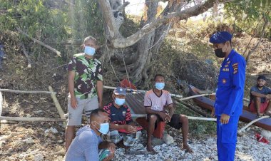 Kunjungi-Pesisir-Desa-Waiklibang,-Personel-Patroli-Ditpolairud-Polda-NTT-Imbau-Warga-Untuk-selalu-Patuhi-Prokes-dan-Jaga-Situasi-Kamtibmas