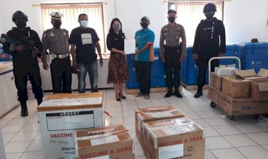 Untuk-ke-76-Kalinya-Personel-Gabungan-Polda-NTT-Kawal-Ketat-Kedatangan-4-Koli-Vaksin-Covid-19-di-Kupang