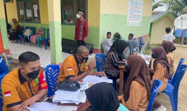 Sasar-Para-Pelajar,-Tim-Vaksinator-Biddokkes-Polda-NTT-dan-Polres-Manggarai-Barat-Gelar-Pelayanan-Vaksinasi-Bagi-Pelajar-MTS-N-2-Labuan-Bajo