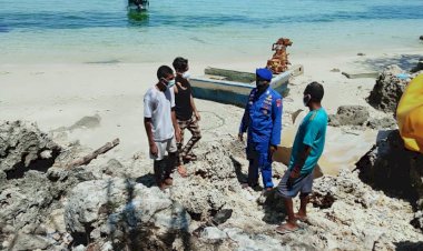 Sambangi-Wilayah-Pesisir-Kota-Kupang,-Personel-Ditpolairud-Polda-NTT-Imbau-Warga-Untuk-Selalu-Jaga-Kebersihan