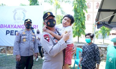 Momen-Haru,-Anak-Disabilitas-Minta-Digendong-Kapolda-NTT-Saat-Kunjungan-Kerja-di-Labuan-Bajo