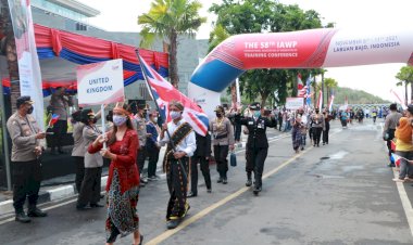 Meriahkan-Acara-IAWP-ke-58-Tahun,-Kadivhubinter-Polri-Buka-Parade-Of-Nations-di-Labuan-Bajo