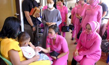 Bhayangkari-Peduli,-Ketua-Umum-Bhayangkari-Ny.-Juliati-Sigit-Prabowo-Memberikan-Bantuan-Sosial-kepada-Anak-Panti-Asuhan