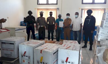 Untuk-ke-79-Kalinya-Personel-Gabungan-Polda-NTT-Kawal-Ketat-Kedatangan-11-Koli-Vaksin-Covid-19-di-Kupang