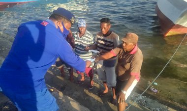 Tegakan-Prokes-di-Daerah-Pesisir-Kabupaten-Kupang,-Personel-Ditpolairud-Polda-NTT-Bagikan-Masker-Gratis-Kepada-Nelayan-Sulamu