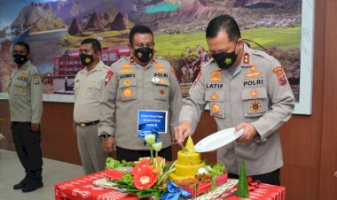 Sederhana-dan-Penuh-Keakraban,-Bidhumas-Polda-NTT-Gelar-Syukuran-HUT-ke-70-Humas-Polri