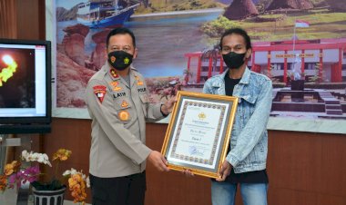 Rebut-Juara-Satu-Lomba-Bhayangkara-Mural-Festival-2021-Polda-NTT,-Uria-Bani-:-Saya-Mendapatkan-Pengalaman-Baru
