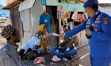 Tegakan-Prokes-di-Daerah-Pesisir-Palmedo,-Personil-Ditpolairud-Polda-NTT-Bagikan-Masker-Gratis-Kepada-Warga
