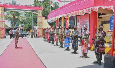 Ada-yang-Unik-Saat-Jajar-Kehormatan-Penyambutan-Kapolda-NTT-oleh-Regu-Jarmat-Satbrimob-Polda-NTT