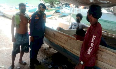 Kunjungi-Wilayah-Pesisir-Bakalang,-Personel-Ditpolairud-Polda-NTT-Ingatkan-Warga-Jaga-Situasi-Kamtibmas-dan-Tegakan-Prokes