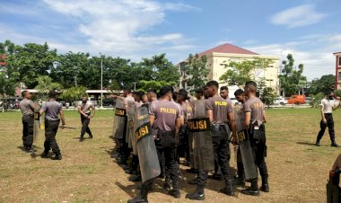 Terus-Asah-Kemampuan,-Personel-Ditsamapta-Polda-NTT-Rutin-Latihan-Dalmas