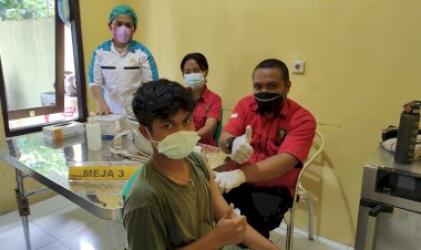 Tingkatkan-Herd-Immunity,-Vaksinasi-Covid-19-Terus-Digalakan-Tim-Vaksinator-Biddokkes-Polda-NTT