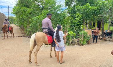 Patroli-Berkuda-Ditsamapta-Polda-NTT-Dapat-Perhatian-dari-Masyarakat