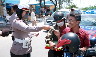 Selain-Memberikan-Imbauan-Kamseltibcar-Lantas,-Personel-Ops-Zebra-Ranakah-juga-Bagi-Bagi-Masker-kepada-Pengguna-Jalan