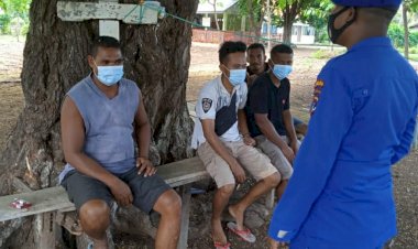 Secara-Humanis,-Personil-Ditpolairud-Polda-NTT-Beri-Imbau-Kepada-Nelayan-Flotim-Terapkan-Pola-Hidup-Sehat-Saat-Beraktivitas