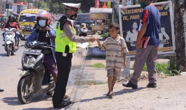 Dengan-Humanis-Anggota-Ditlantas-Polda-NTT-Bagikan-Masker-Kepada-Anak-Usia-Dini