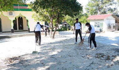 HUT-Korpri-Polri-ke-50,-PNS-dan-Personel-Polda-NTT-Gelar-Bakti-Religi-Bersih-Bersih-Tempat-Ibadah-di-Kota-Kupang