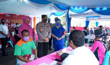 Tinjau-Gerai-Vaksinasi-TNI-Polri-di-Ende,-Kapolda-NTT-Semangati-Warga-Masyarakat-Agar-Tetap-Menjaga-Prokes