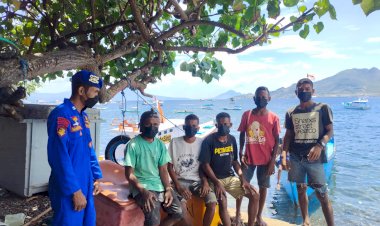 Patroli-Pesisir,-Personel-Ditpolairud-Polda-NTT-Beri-Edukasi-Warga-Sikka-Pentingnya-Membiasakan-Pola-Hidup-Sehat