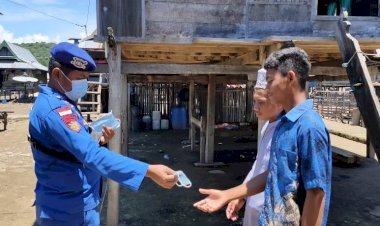 Edukasi-Para-Pemuda-Pesisir-Labuan-Bajo,-Personel-Ditpolairud-Polda-NTT-Bagikan-Masker-Gratis