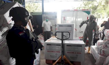 17.320-Vial-Coronavac-Tiba-di-Bandara-Eltari-Kupang,-Dikawal-VVIP-Personel-Polda-NTT